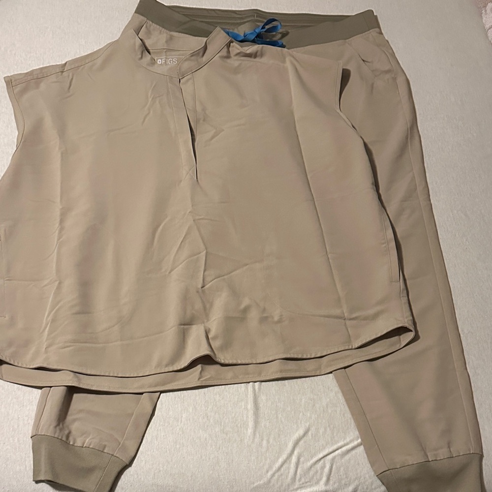 XXL Figs Bone rafaela top + zamora jogger set